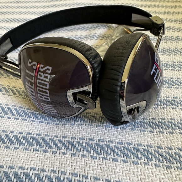 Skullcandy special edition CrossFit Barbells for Boobs headphones over ear - Picture 4 of 6